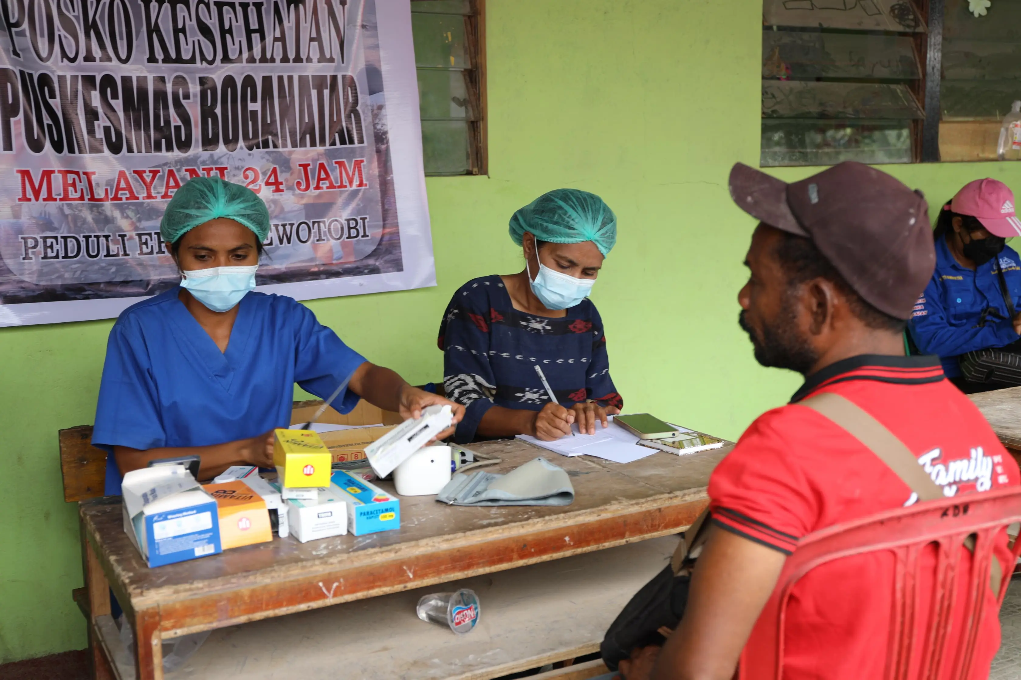 Sejumlah warga sedang memeriksa kesehatannya di posko kesehatan yang ada di pos pengungsian Desa Hikong, Kabupaten Sikka, Nusa Tenggara Timur pada Kamis (7/11),